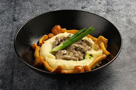 Бефстроганов с пюре и опятами