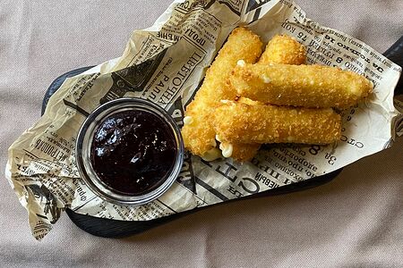 Сырные палочки с ягодным соусом 