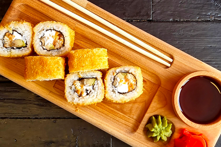 Теплый ролл с лососем и угрем