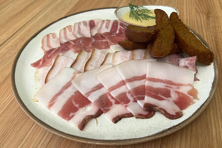 Ассорти сала с соусом и гренками