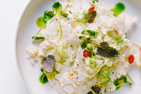 Карпаччо из цветной капусты c трюфельным кешью