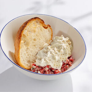 Тартар из говядины с муссом из голубого сыра и чиабаттой