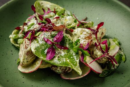 Салат Стоун с картофелем, зеленым горошком и йогуртовым соусом