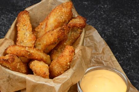 Наггесы с сырным соусом