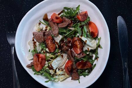 Тëплый салат с ростбифом