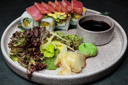 С тунцом татаки и соусом манго