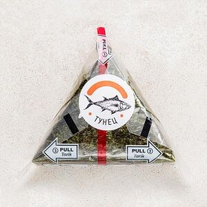 Онигири с копчёным тунцом