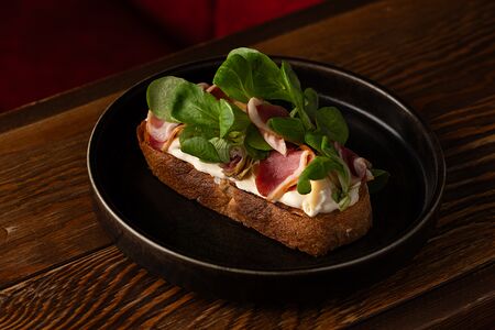 Брускетта с утиной грудкой 