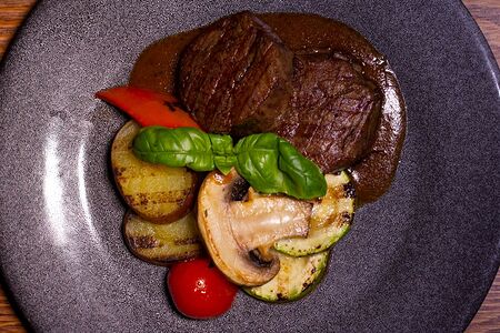 Медальоны из говядины с овощами