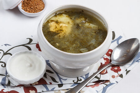 Горячий щавелевый суп с яйцом