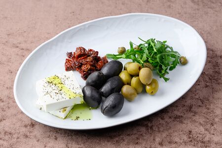 Ассорти оливок с сыром фета и вялеными томатами