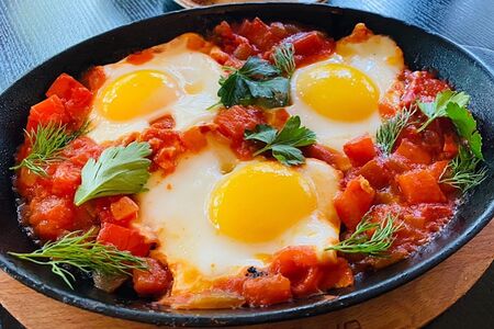 Шакшука с фетой и гренками 