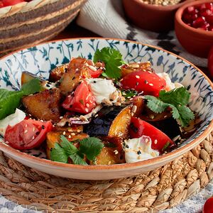 Салат с хрустящими баклажанами и томатами