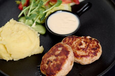 Куриные котлеты с картофельным пюре 