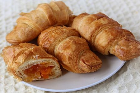 Круассан с фруктовой начинкой