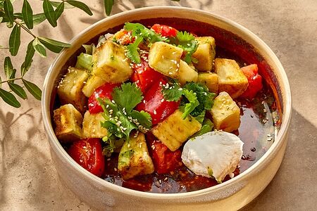 Салат с баклажаном и спелыми томатами