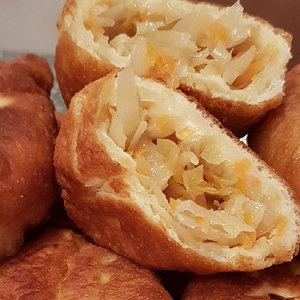 Пирожок с капустой жаренный