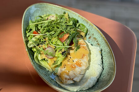 Салат с индейкой, овощным дресингом и кремчизом из сыра сиртаки и свежей кинзы