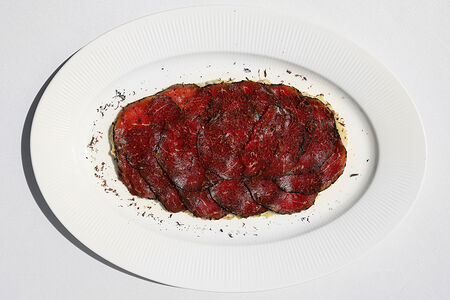 Карпаччо из говядины с тертой копченой грушей