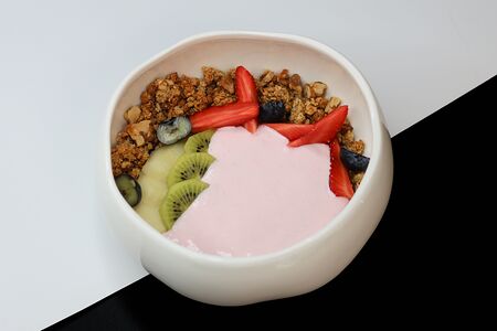 Йогурт с гранолой и ягодами