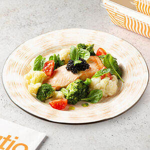 Стейк из лосося с овощами