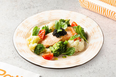 Стейк из лосося с овощами