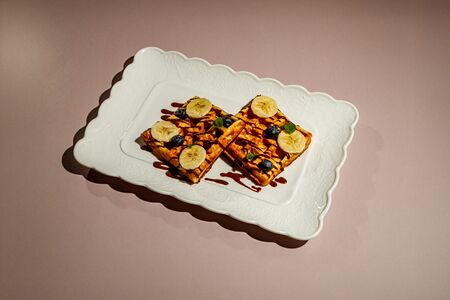 Венские вафли с бананом, голубикой и шоколадом