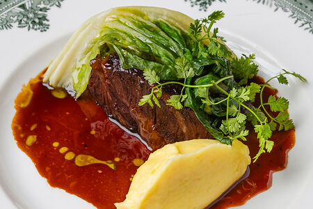 Телячья щека с картофельным пюре и соусом из черных бобов