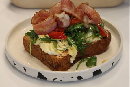 Скрембл с вялеными томатами и беконом