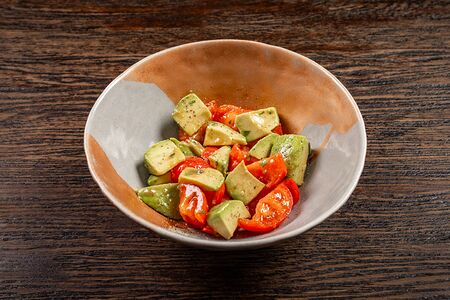 Сладкие томаты с авокадо