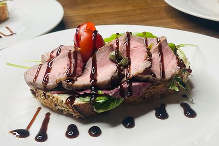 Брускетта с ростбифом 