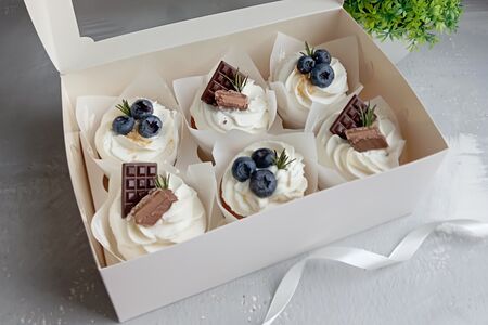 Капкейки с шоколадным декором в подарок