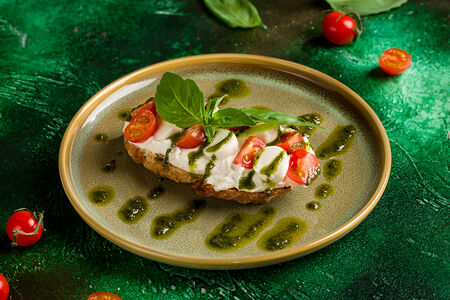 Тост с томатами и моцареллой