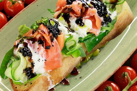 Брускетта с лососем и страчателлой