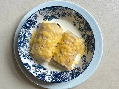 Блинчики запеченные с ветчиной и сыром в сливочном соусе