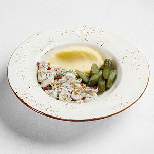 Бефстроганов из говядины с картофельным пюре и маринованными огурцами