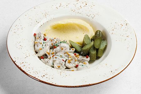 Бефстроганов из говядины с картофельным пюре и маринованными огурцами