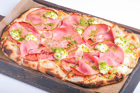 Римская пицца с домашней колбасой