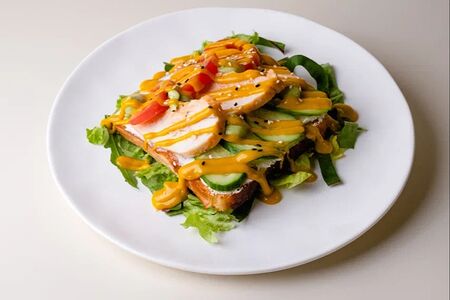 Тост с курицей и соусом манго