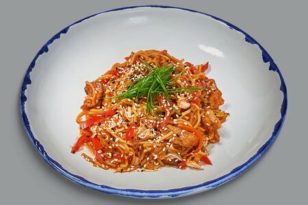 Яичная лапша с овощами и цыплёнком кунг-пао