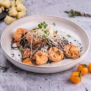 Черные спагетти с креветками