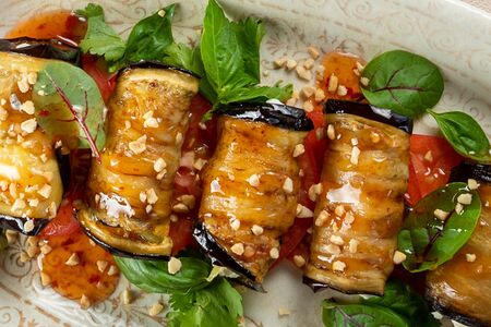 Рулетики с баклажанами 