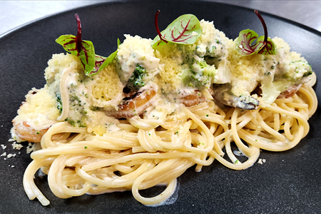 Спагетти с креветками и брокколи в белом винном соусе