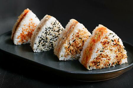 Онигири с тунцом