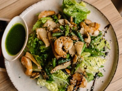 Теплый салат с морепродуктами