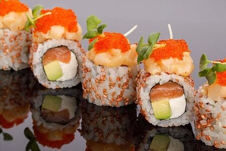 Ролл из морского гребешка и лосося в остром соусе