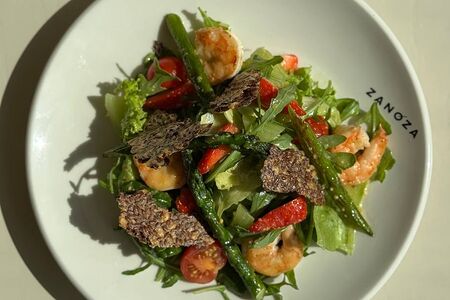 Салат с креветками, спаржей и клубникой 