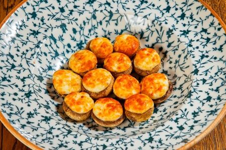 Запеченые шампиньоны под сыром