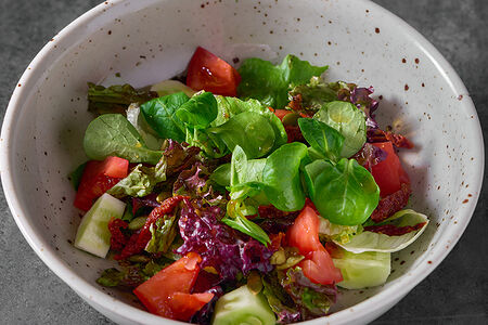 Зеленый салат с вялеными томатами