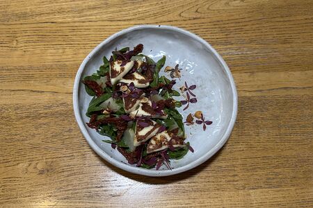 Салат с халуми, печеной грушей, вялеными томатами и медово-горчичной заправкой